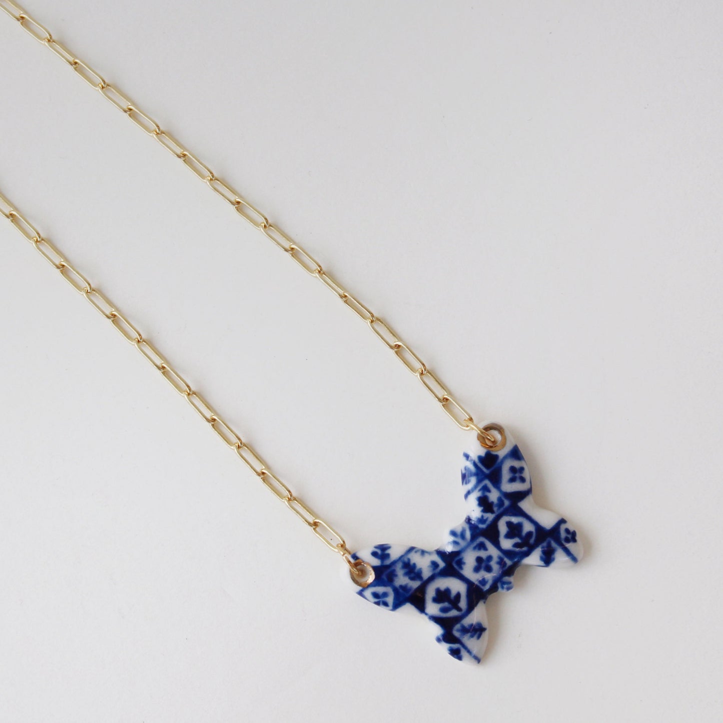Collier papillon en porcelaine