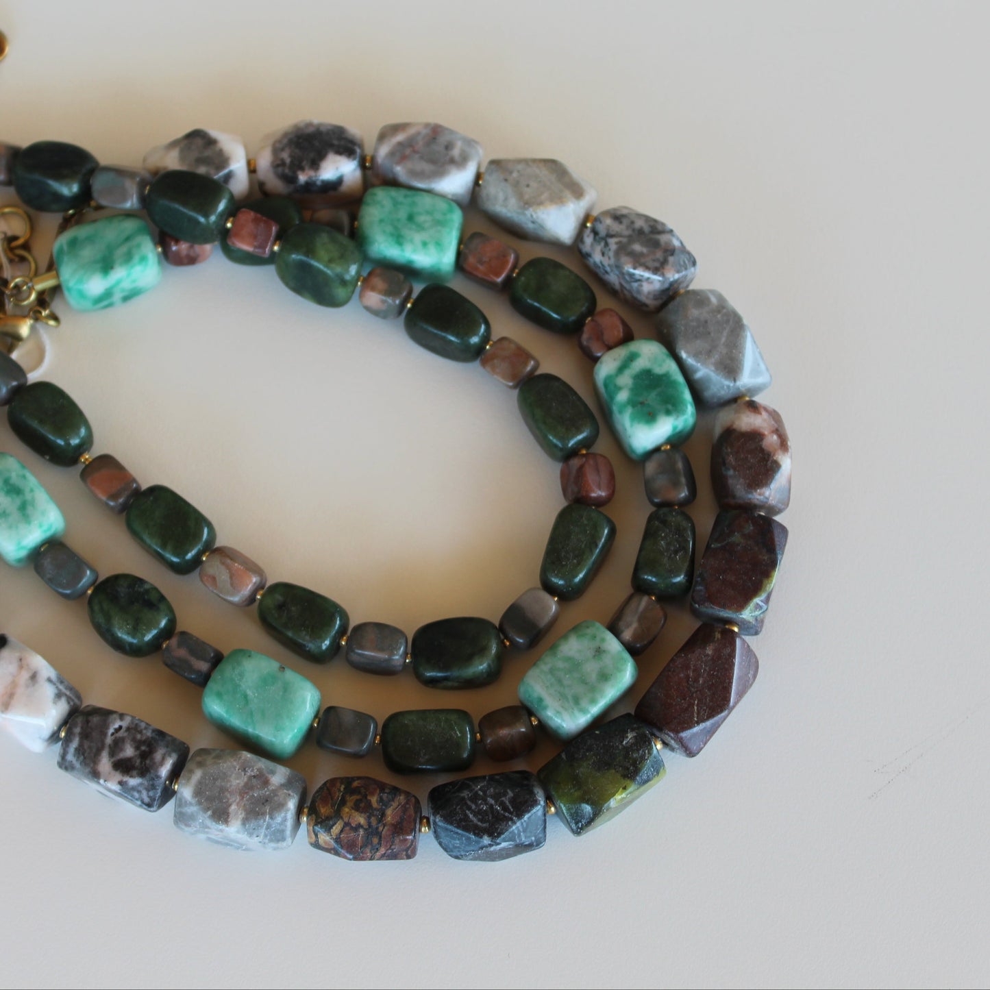 Colliers assortis avec perles et breloques