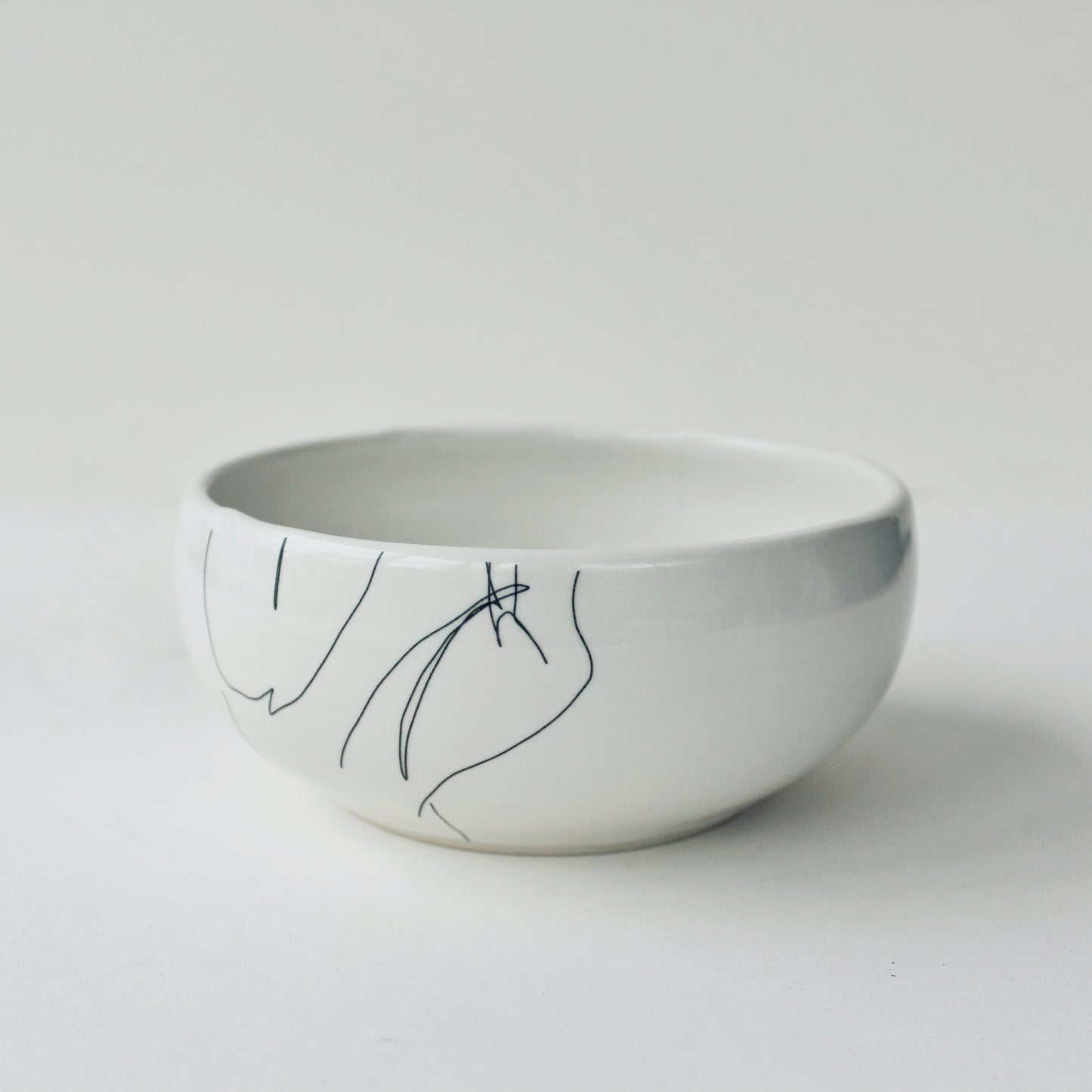 Bol avec mains abstraites