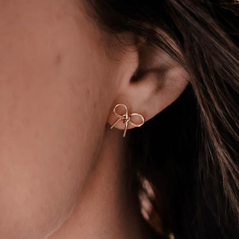 Bow studs (boutons d’oreilles, boucles)