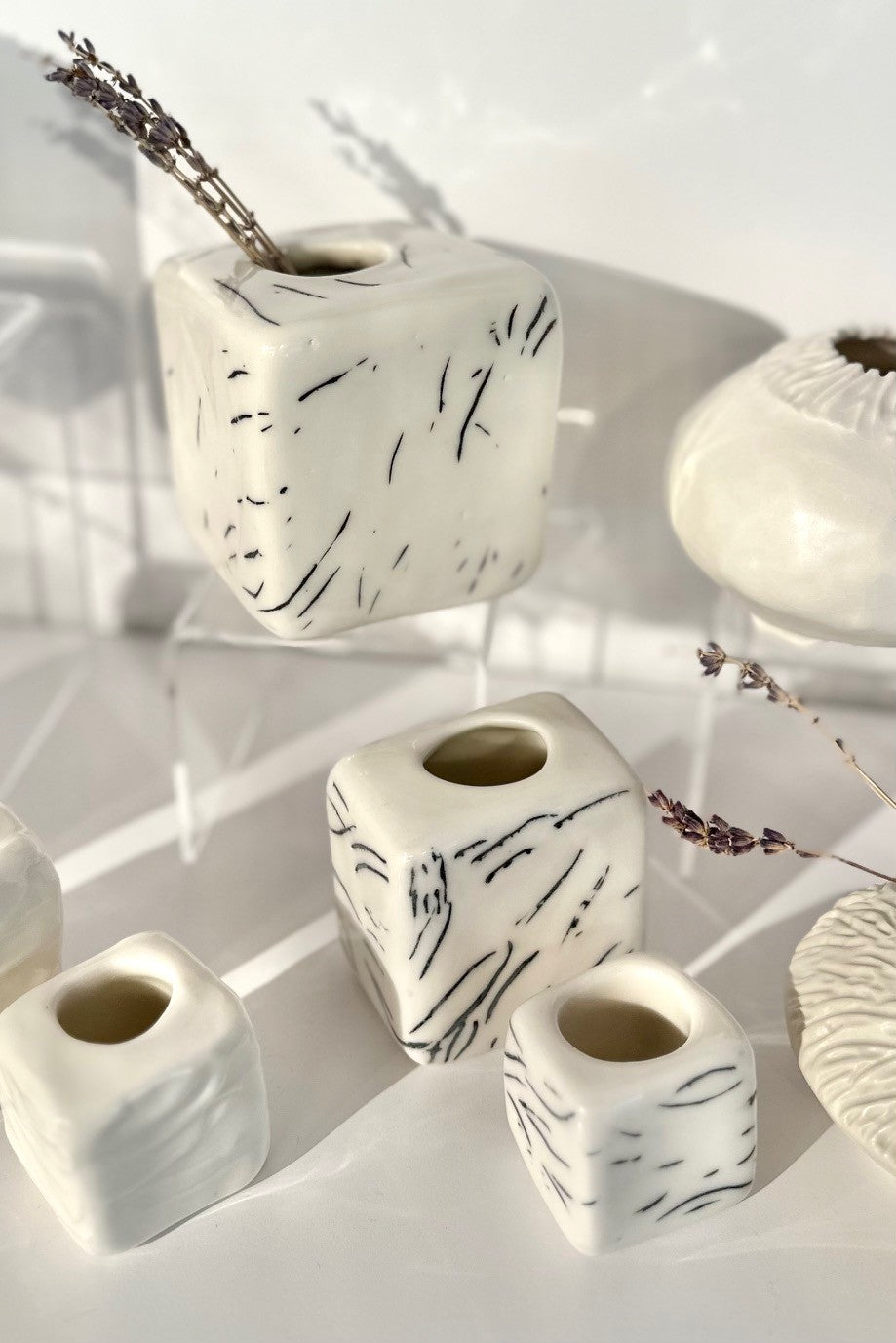 3 vases carrés à motifs de lignes