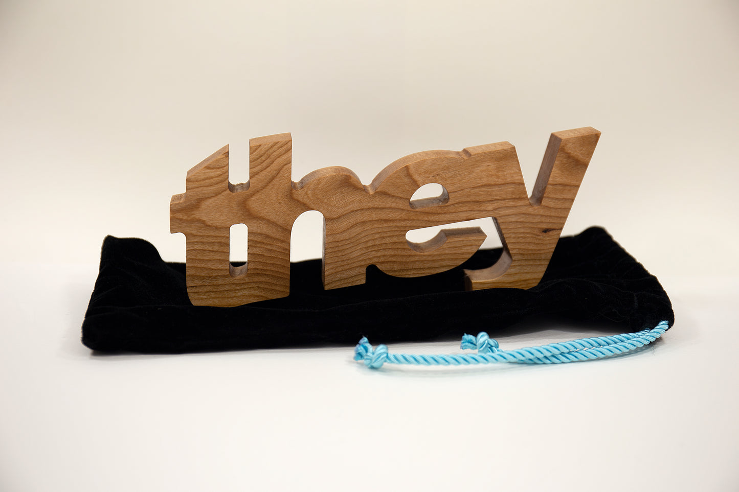 Sculpture en bois du pronom ''They''