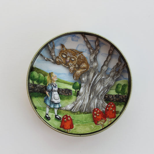 "Cheshire cat" tin with lid