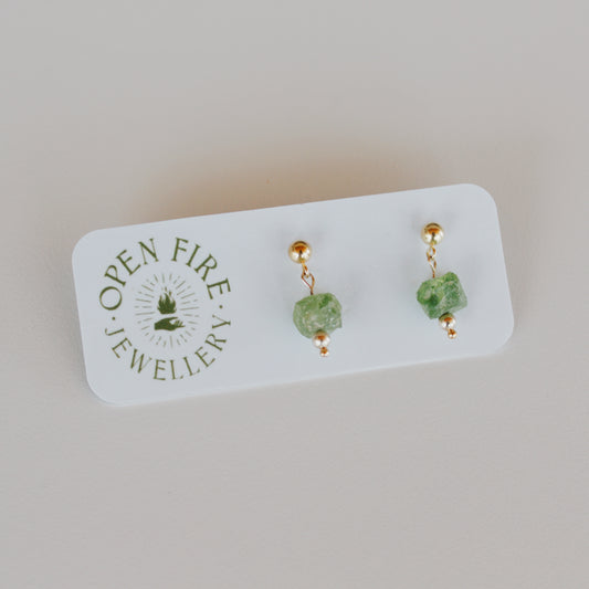 Vibrant, Raw Gem Studs (boutons d’oreilles, gemmes non taillées)