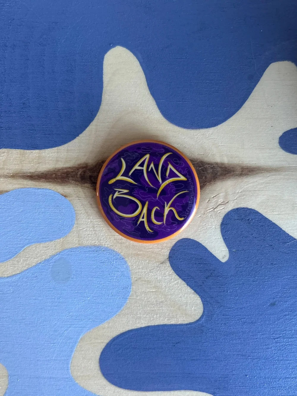 Macaron à épinglette Land Back
