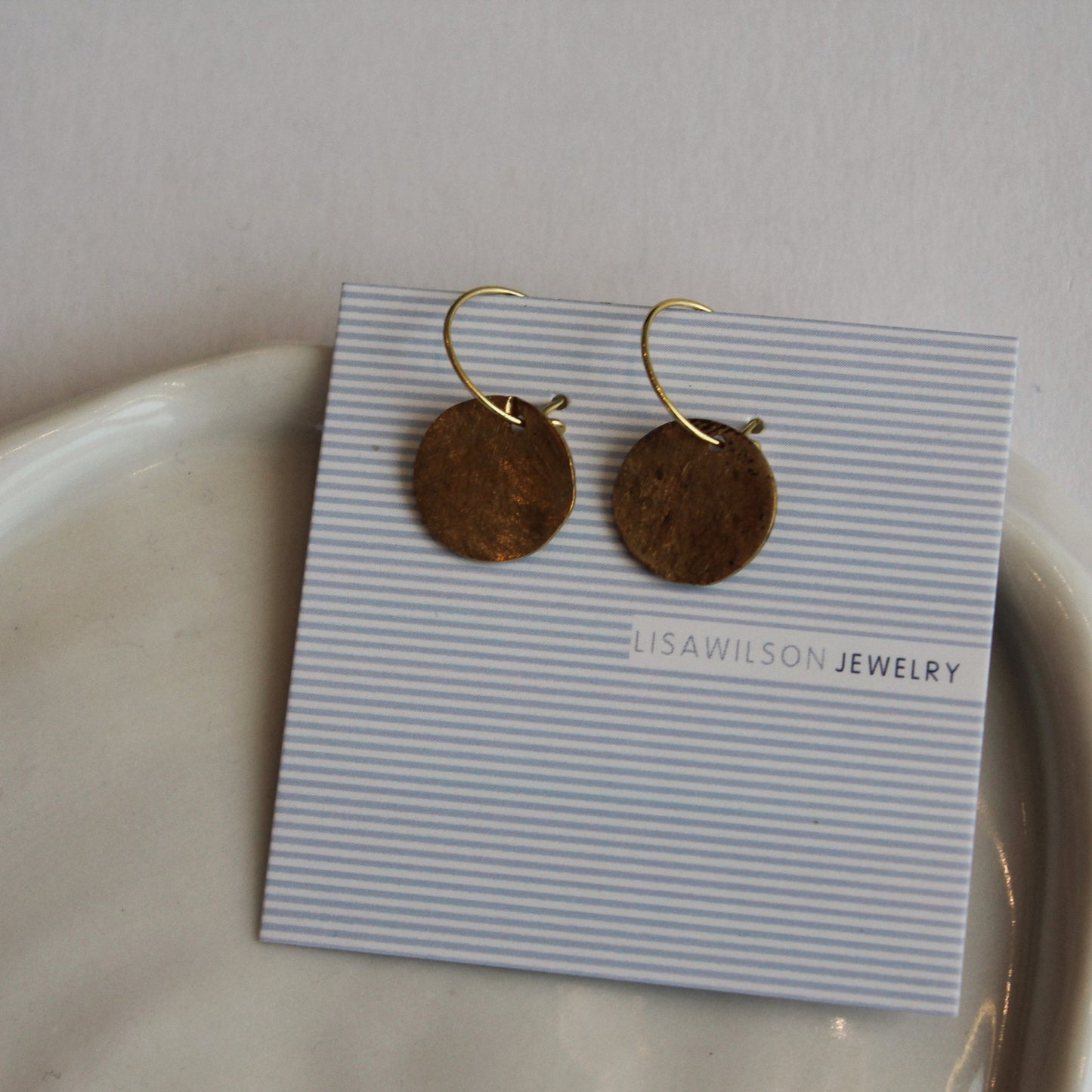 Petites anneaux dorés avec cercles en cuivre martelé