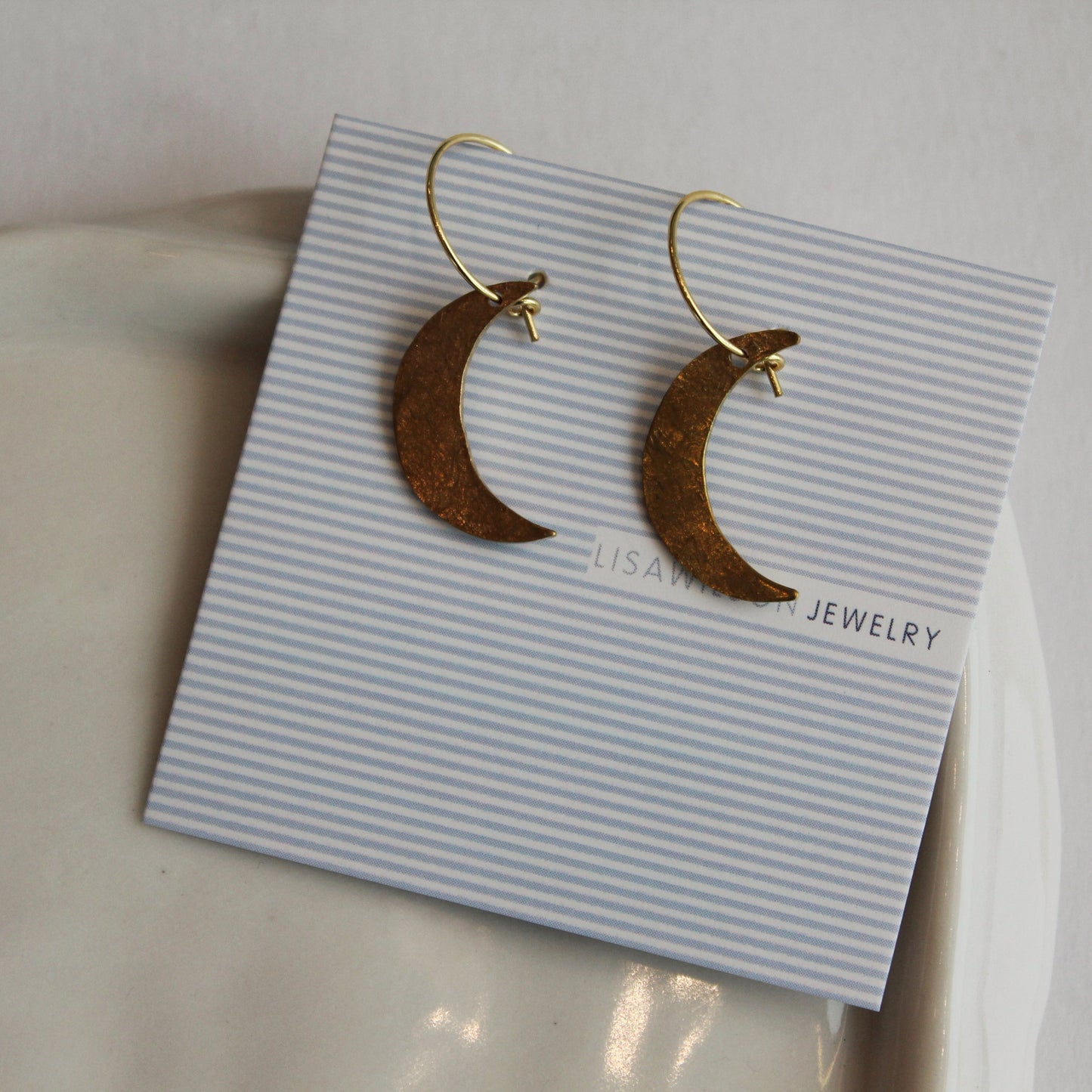 Petites boucles d'oreilles créoles en laiton avec croissant de lune en laiton martelé