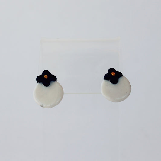 Boucles d'oreilles en porcelaine avec petites fleurs noires