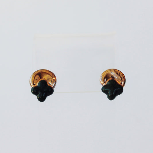 Petites boucles d'oreilles en porcelaine vert et or