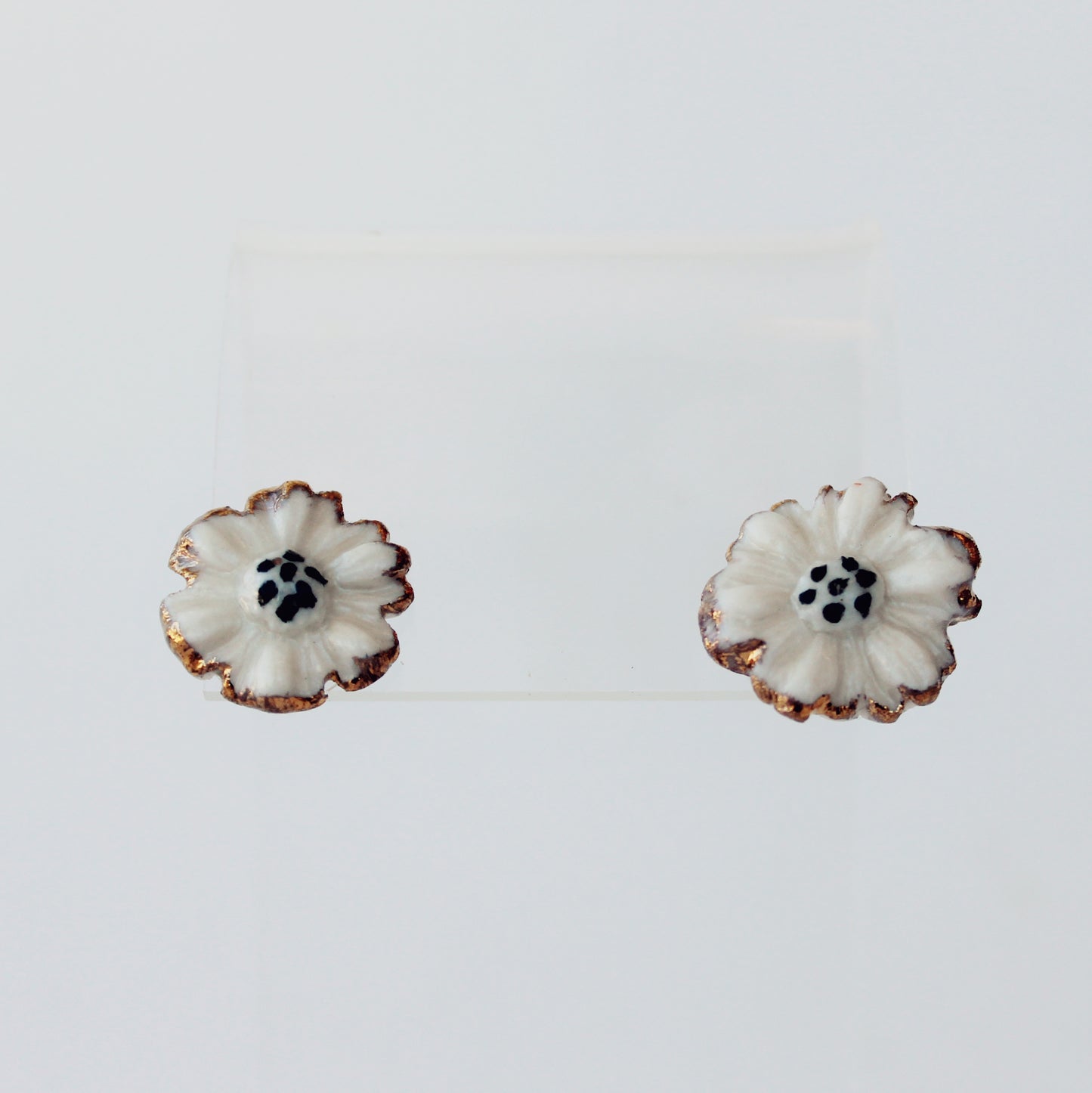 Boucles d'oreilles en porcelaine avec petites fleurs blanches