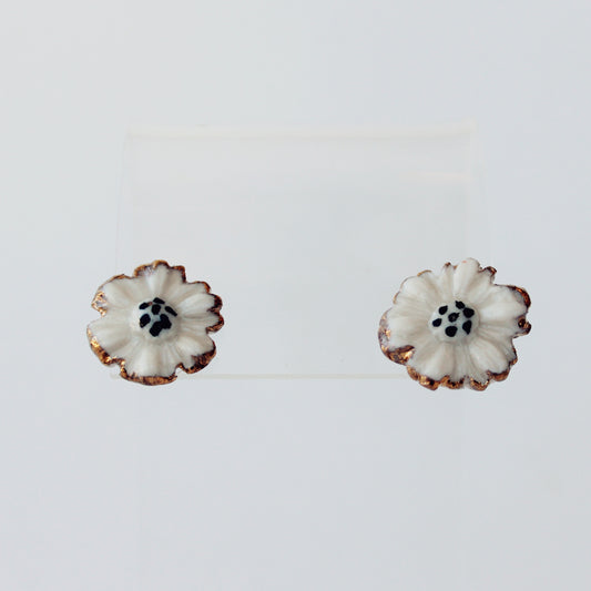 Boucles d'oreilles en porcelaine avec petites fleurs blanches