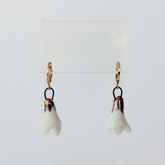 Boucles de porcelaine, avec breloque fleur blanche