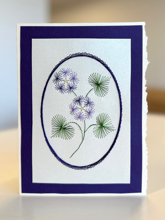 Carte de bouquet de fleurs violets