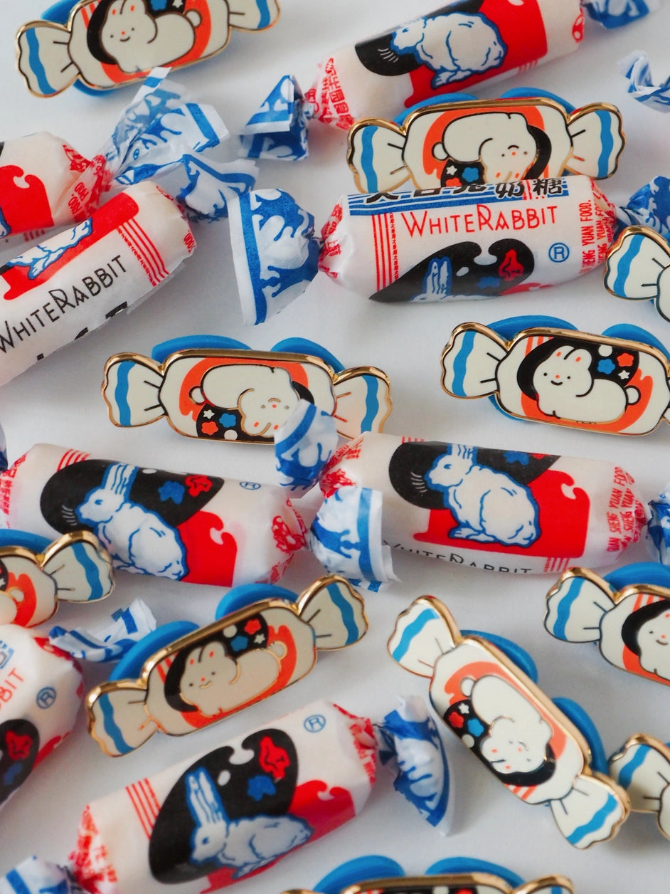 Épingle En Émail  « White Rabbit»